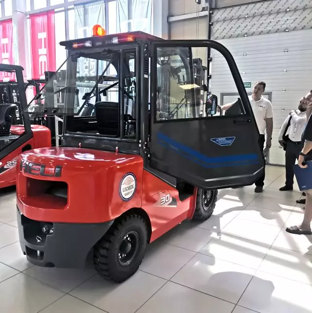 Компания «Автобусы и Погрузчики» передала новый Heli CPCD30NH